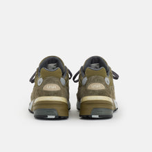 Load image into Gallery viewer, NEW BALANCE U992GL MADE IN THE USA - DARK CAMO | COVERT GREEN | ALUMINUM GREY
